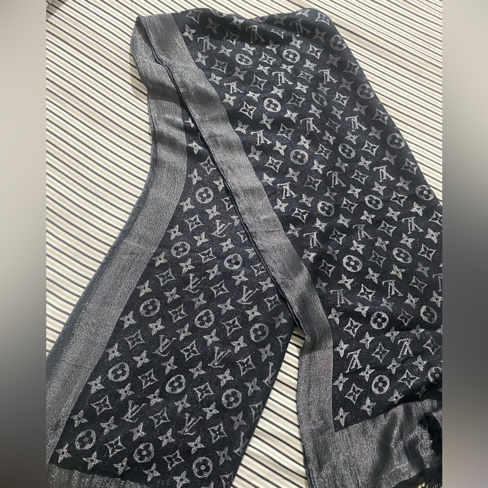 LV monogram shine shawl - Picture 4 of 7